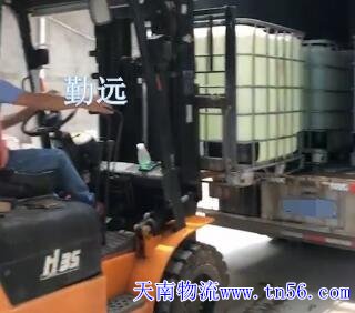 13米货车正在装吨桶